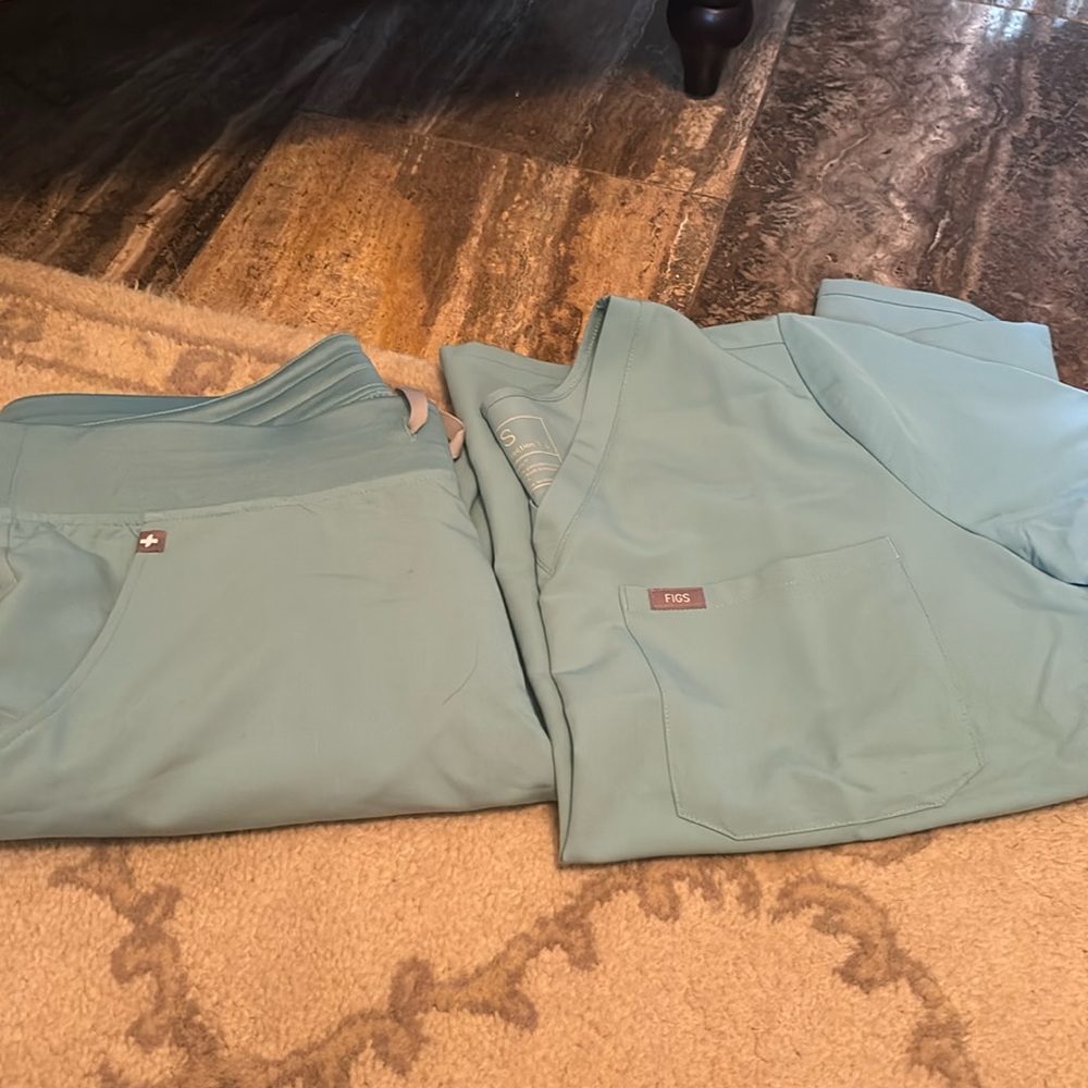 Large Figs Zamora joggers and large Catarina 1 pocket scrub top